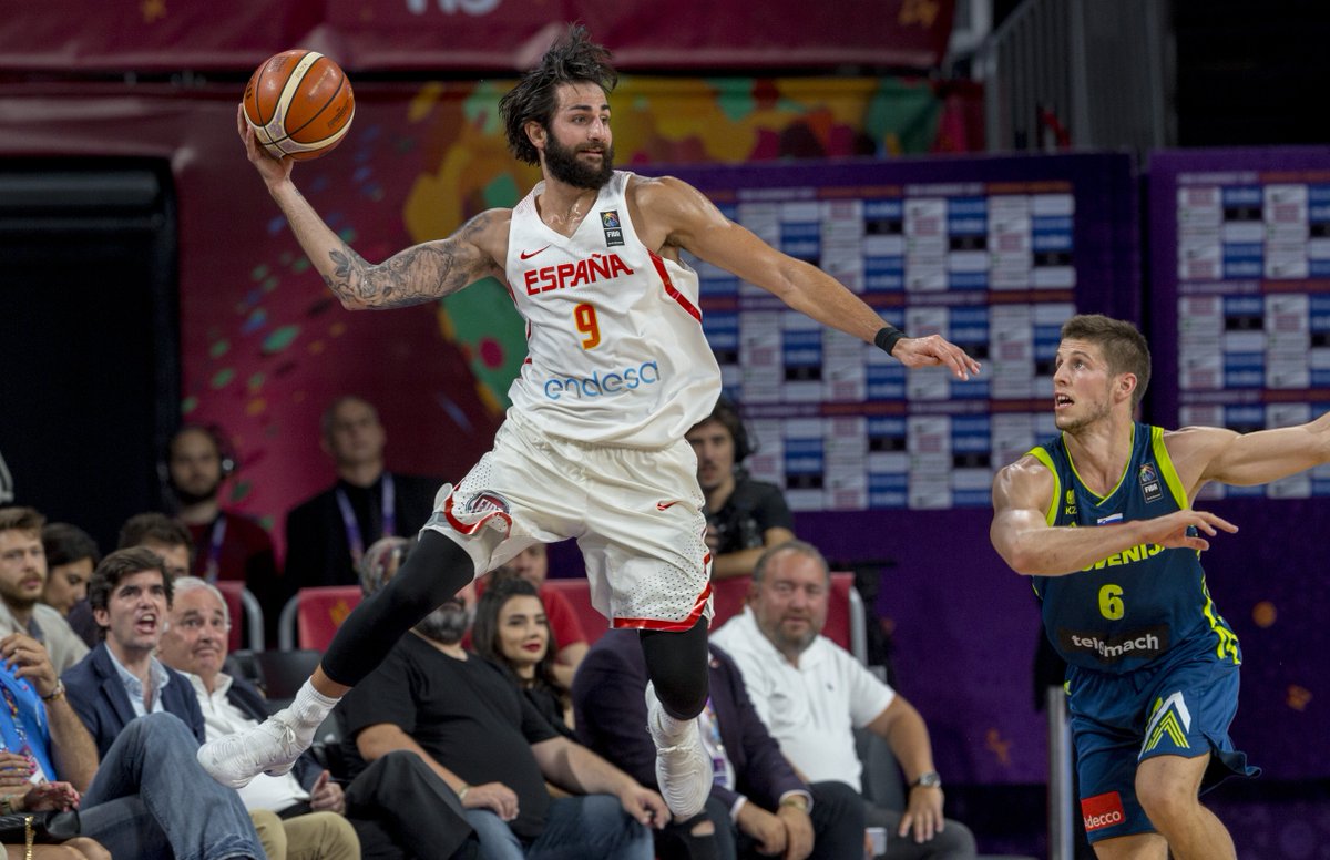 BaloncestoESP's tweet photo. 🎙️ "Hay momentos en que no
encuentras sentido a nada, pero al final te das cuenta de que la vida hay que disfrutarla mientras la tengas. Y que todos los problemas que hay no son tan graves" 💪

- @rickyrubio9 -

#LaFamilia #SelMAS 🇪🇸 #FelizLunes #SomosEquipo https://t.co/Ze2VWXfjtj