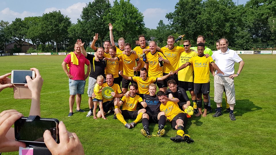 Het eindoverzicht... wie promoveerden en wie degradeerden? Slechts 3 van de 20 periodekampioenen in 8 klassen met <a href="/Trompettercup/">Trompettercup</a>-teams konden promotie bewerkstelligen: <a href="/vvbladella/">Bladella</a>, <a href="/SDO_39/">SDO'39</a>  en <a href="/rksvsterksel/">rksvsterksel</a>. <a href="/VV_HVCH/">HVCH DAO</a> mag zondag nog in de herkansing: 
trompettercup.com/2018/06/18/ein…