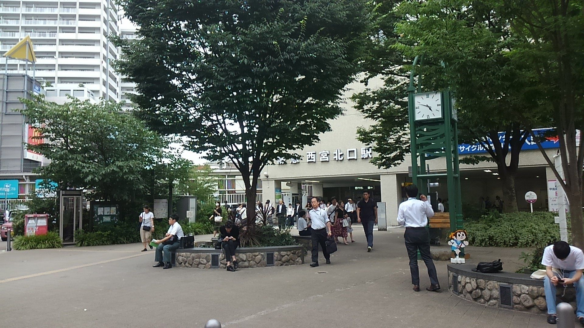 きーぼー 西宮北口駅の阪急タクシー乗り場は凄い待ち人数だがタクシーは10分に2 3台じゃないか そしてハルヒ きーぼー 西宮北口駅の阪急タクシー乗り場は凄い待ち人数だがタクシーは10分に2 3台じゃないか そしてハルヒ