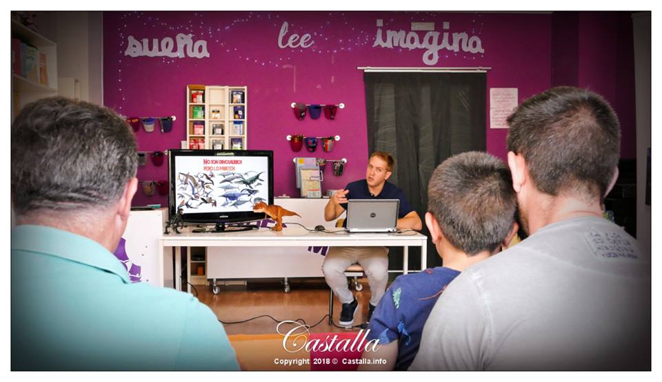 cinezoico_libro's tweet photo. Instantáneas de la presentación del sábado en la librería #Paperimes, cortesía de @Castalla_info https://t.co/z5BFOffRTB