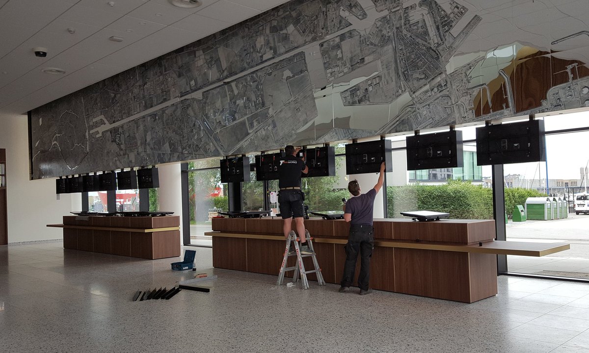 ‘THE UNLOVED’ VAN #EllenHarvey HANGT VANAF NU IN NIEUWE #ZEEBRUGSE #CRUISETERMINAL. Het werd in '14 geschilderd voor de #tentoonstelling ‘The Unloved’ (bit.ly/2HZlmHK) en is voortaan te zien boven de incheckbalie van de nieuwe cruiseterminal bit.ly/2M0g3dD