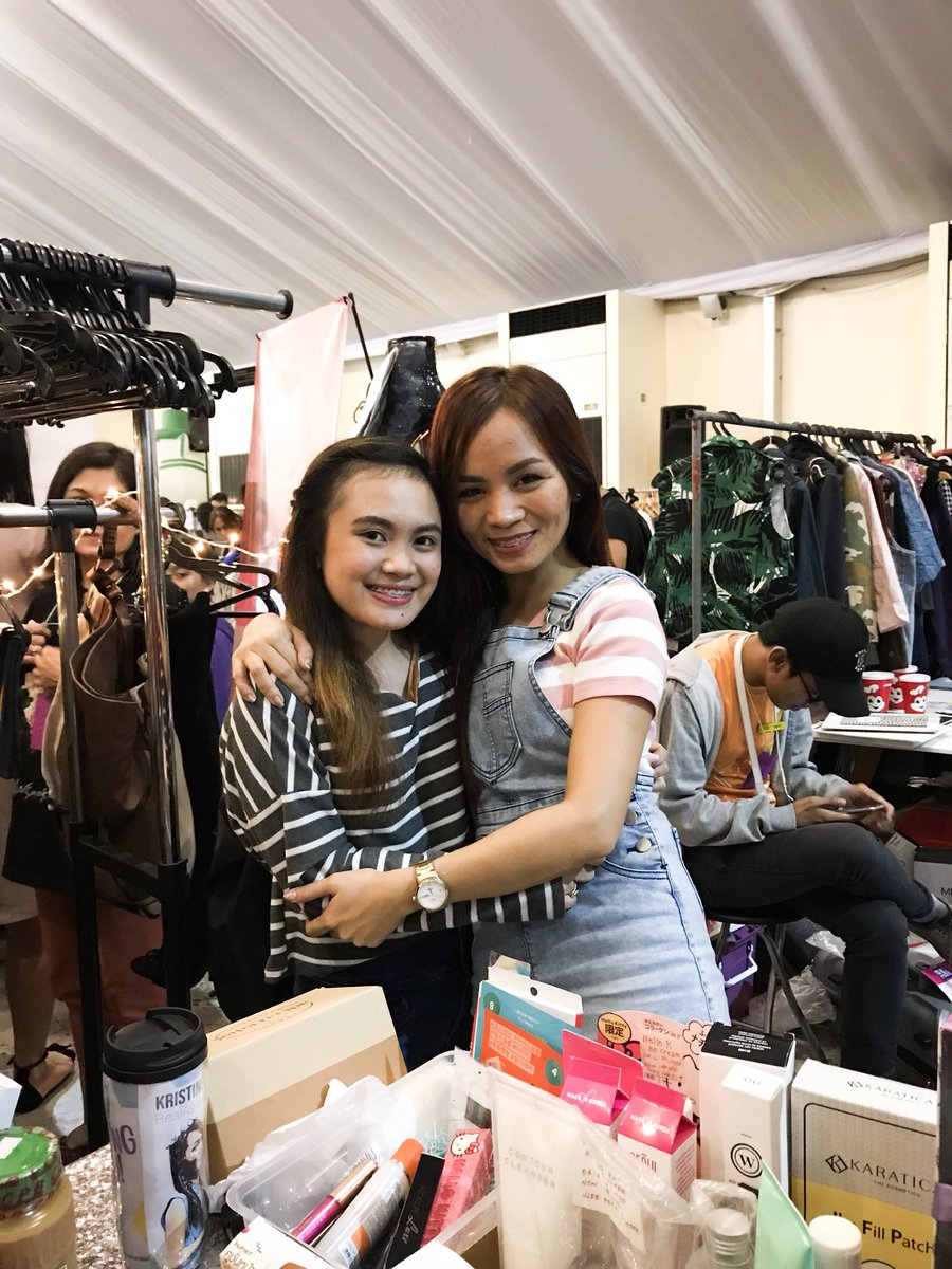 asdfghjkLEDIE's tweet photo. Better late than never 😊 thank you so much @bloggers_united for bringing my favorite youtubers and bloggers 🤗💕 see you again on december! 😍 #Bloggersunitedph #BU15 #TrendsettersBazaar #youtubers #bloggers #crishauy #saytioco #realasianbeauty #baninaybautista https://t.co/Zh4BibA68V