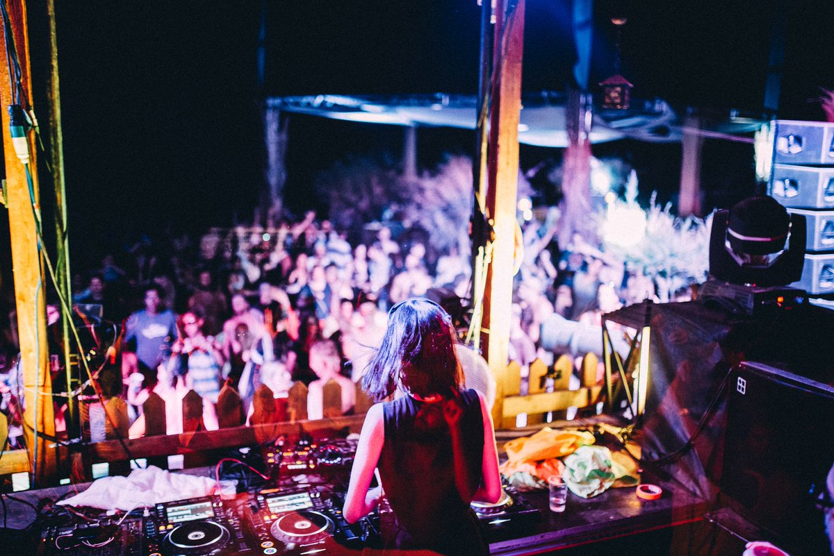 YammatFM's tweet photo. Yammat i Labyrinth Open Festival imaju riješenje za tvoj godišnji - osvoji upad, smještaj i garanciju za najbolji provod u Omišu za sebe i još pet frendica ili frendova! 🤸🏖️🏝️🎆 Nagradni natječaj je na našem FB - požuri!

#LABO2018
#102sve5 https://t.co/epZPxnq646