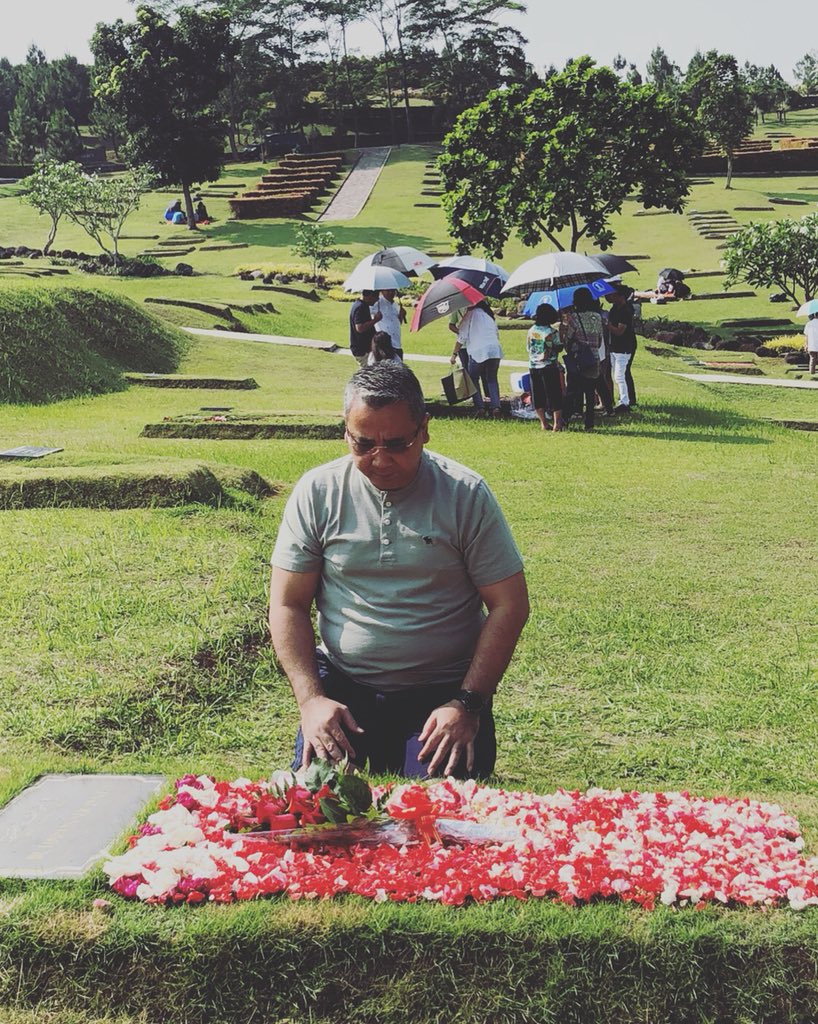 EkoSandjojo's tweet photo. My oldman resting place. Happy Ied Mubarak Dad,.....miss the sweet Ied moment with you big time,.......may you rest in piece..... https://t.co/JfggErXnQe