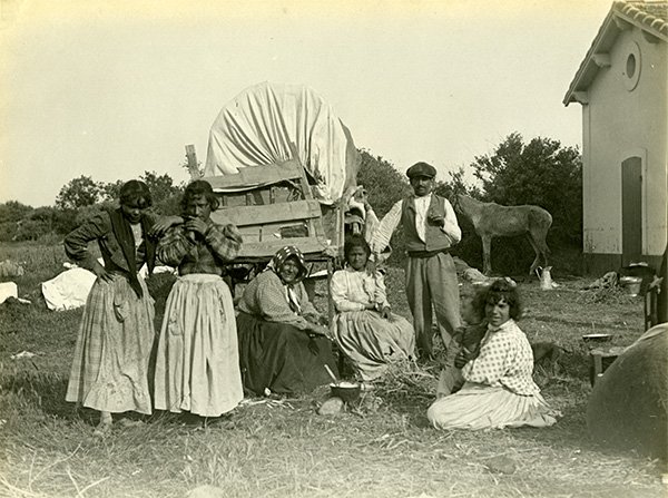 MuseonArlaten's tweet photo. Le @MuseonArlaten participe à #MondesTsiganes du @MNHIParis jusqu'au 26/08. Prêt de quatre photos de JP Anastay prises en 1903 aux Saintes-Maries-de-la-Mer. Les 15 images du reportage complet : https://t.co/krC5zEj9Lo #Nomades #Camargue #Provence #photographie #histoire https://t.co/tgl9hBAlmm