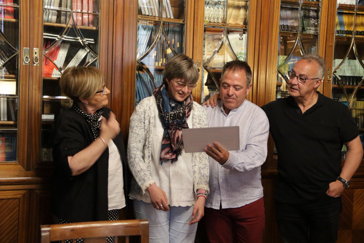 Ekitaldi ederra astea gogotsu hasteko. Urte hauetan lankide eta makulu izan dituztenei esker ona adierazi diete diploma batekin Lourdes eta José Ignaciok, Aldundiko langileak  #PausoBerriak #inklusio programaren barruan #Atzegi #Gureak