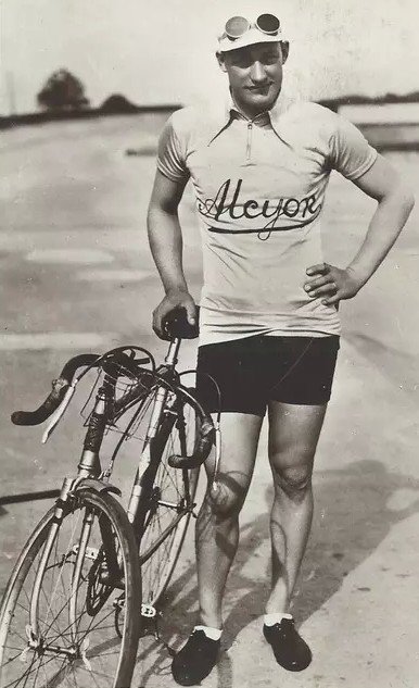 Died #OTD 1980
#French #cyclist André Leducq
Born on 27/2/1904
Won 1930 & 1932 @LeTour
Won 1924 #Olympic team road race gold & 1928 Paris–Roubaix
See - https://goo.gl/4QbF6Y
#SportHistory
#cycling
#France