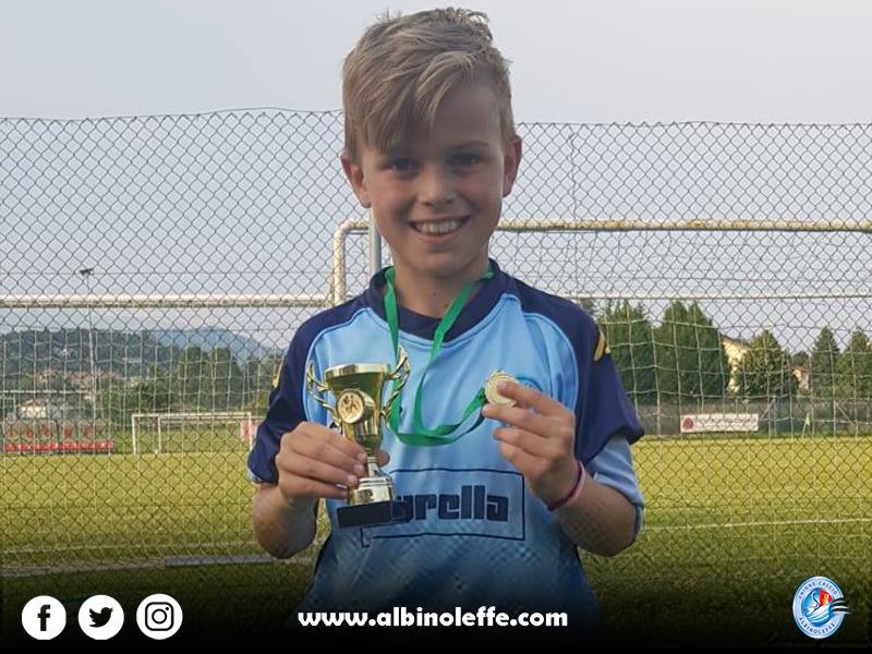 UCAlbinoLeffe's tweet photo. Complimenti ai nostri #PulciniB che, nell'ultimo step stagionale, si tolgono un'altra soddisfazione vincendo il torneo di #Robbiate. 🥇
Congratulazioni inoltre a Filippo #Lizzola per aver conquistato il premio di #capocannoniere e di miglior giocatore della manifestazione! ⚽🏆 https://t.co/WEZBUBCagY