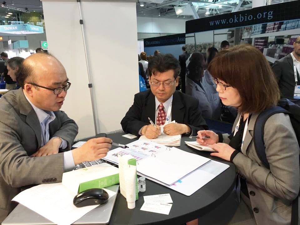 exocobio tweet media