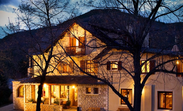 Les adhérents de l'association <a href="/CevennesEco/">Cévennes écotourisme</a> souscrivent à de nombreux engagements dont la "Fidélisation du  personnel saisonnier" auquel souscrit  Pierrette Agulhon de la Lozerette. 
#œnologie, #produitslocaux, #vins, #restaurant, #hôtel, #Stevenson
cevennes-ecotourisme.com/P-RESLAR048FS0……