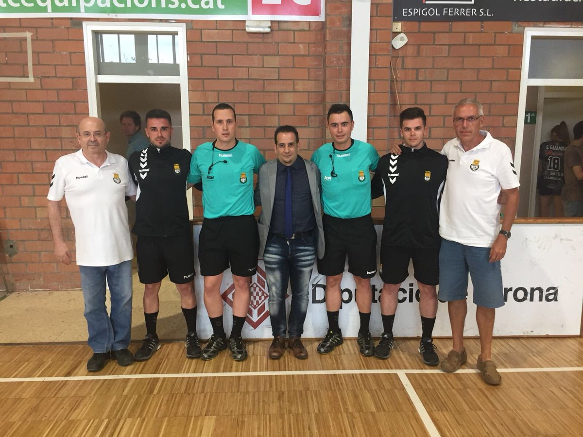 FCHArbitres's tweet photo. Imatge d’ahir diumenge a Bordils durant les finals de Copa 🏆
👉 Final Fem | @raulescoda i @oriol_alvarez
👉 Final Masc | @josepmica i Jordi Quintanar
➡️ Amb la presència del delegat federatiu @rickyprieto17 i X. Matamala i JM. Valero com a anotador i cronometrador ❗️ https://t.co/hZKAwnXUPl