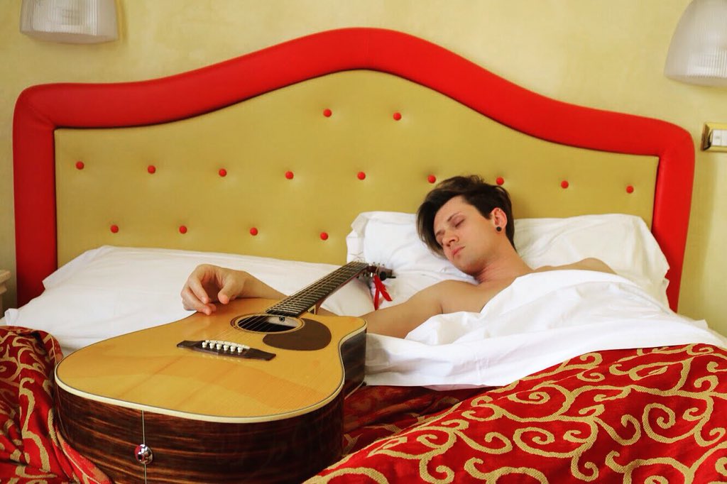 SilverOfficial's tweet photo. Dare i giusti spazi a letto è importante per potersi svegliare in armonia e sulle stesse corde 😜😍
Buon lunedì a tutti!!

#silver #bed #guitar #wakeup #sleeping #monday #mondaymotivation #sleep #pillow #red #wood #boy #redbed #bedsheets #sheets #wake #letto #hair #mondaymorning https://t.co/s8RNU4m2Sx