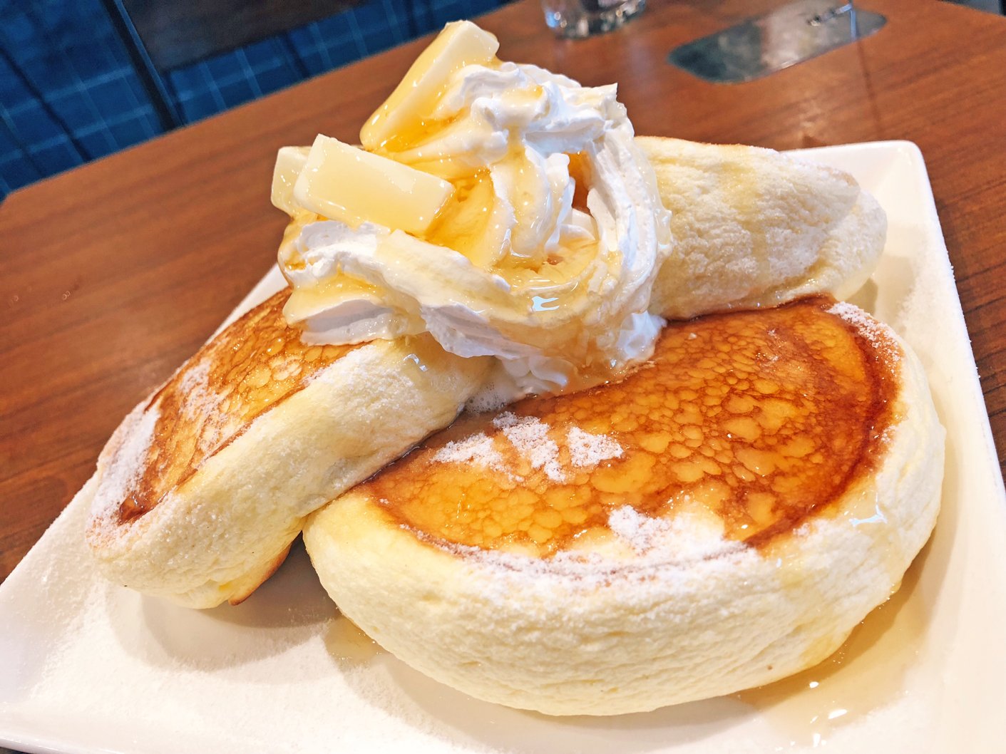 唯一無二の絶品グルメ むにぐるめ Le Temps Calme 東京 亀有 たっぷり蜂蜜がかかった ふわっふわスフレ パンケーキ を食べられるお店 表面がツヤツヤと輝いて見えるほどに蜂蜜がかかっており バターやホイップとの相性も抜群 とろふわ食感と