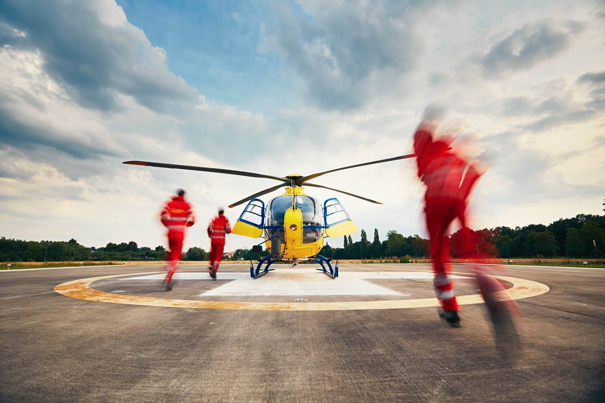 COIBarcelona's tweet photo. El 26/6 coneixerem l'#helitransport sanitari i la funció de les #infermeres que treballen en l’entorn de l’helitransport, des de la sala de coordinació, el rescat a muntanya fins el transport sanitari d’adults i infants, a l'Emergency Review https://t.co/xrJHNrqDde #emergències https://t.co/XcFTceoep6