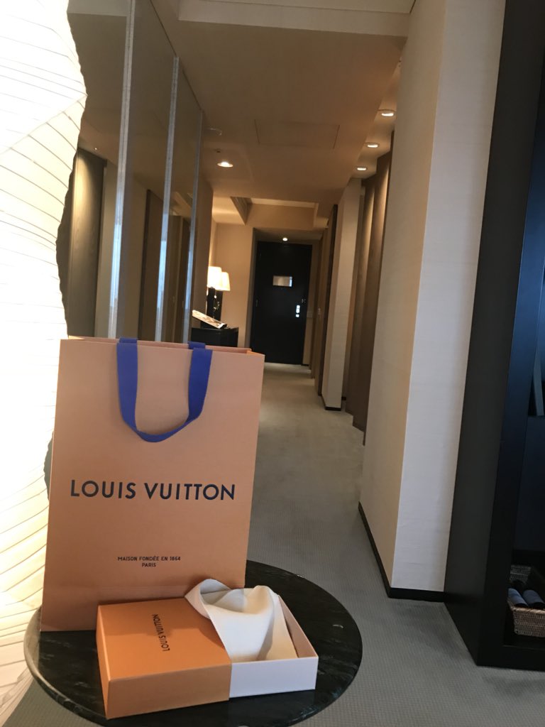 l_yt1c's tweet photo. 相対の為に一泊12万円のパークハイアットのキングスイートに宿泊✨ https://t.co/sTlTekBSBg