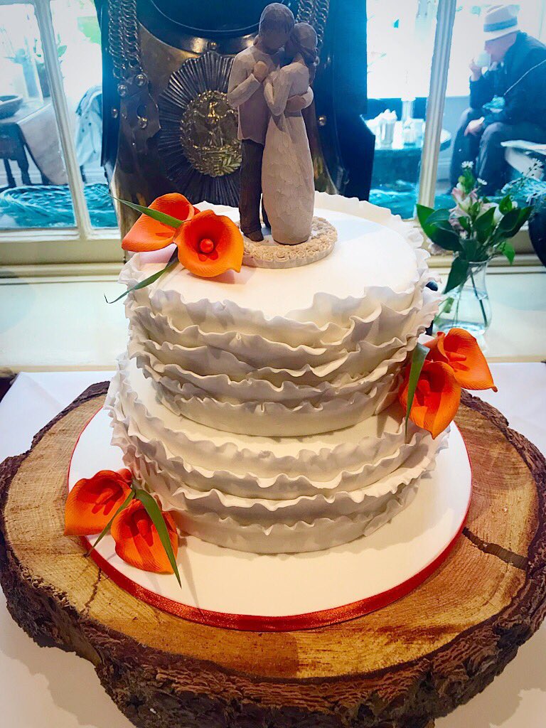 bespokebakespet's tweet photo. Simple yet effective...White ruffle wedding cake with orange calla lilies...#weddingcake #rufflecake #callalily https://t.co/rd8D39CWqM