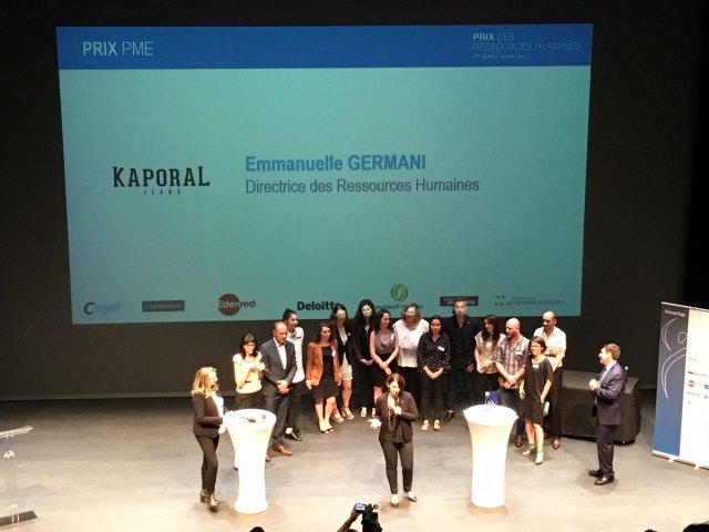 JulienGoupillot's tweet image. Emmanuelle Germani #DRH de @kaporal, lauréate de la catégorie PME du #PrixRH entourée de toute son équipe sur scène. Une magnifique réussite collective !
