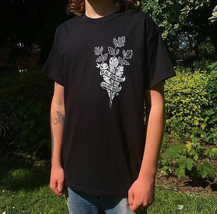 MoocylusDesigns's tweet photo. Real Food Has Mud Not Blood T-shirts still available in all sizes! £15 + p&amp;p and includes a free full colour sticker! https://t.co/eJ9dBiIKBH #vegan #vegantshirt #mudnotblood #realfoodhasmudnotblood https://t.co/mluapXvNAk