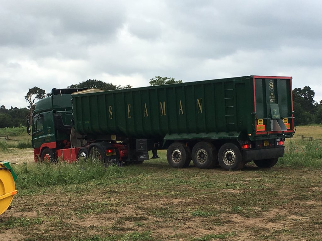 peamanruss's tweet photo. First load on its way under the watchful eye of Noddy from @CJCLeeLtd for #peaharvest2018  @BritishPeas https://t.co/4m9Hpvfshe