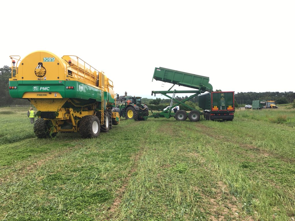 peamanruss's tweet photo. First load on its way under the watchful eye of Noddy from @CJCLeeLtd for #peaharvest2018  @BritishPeas https://t.co/4m9Hpvfshe