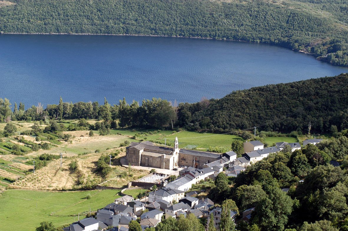 Comenzamos la semana con esta imagen del Lago de #Sanabria y San Martín de Castañeda, en la provincia de #Zamora. ¿Nos regalas un "RT"?