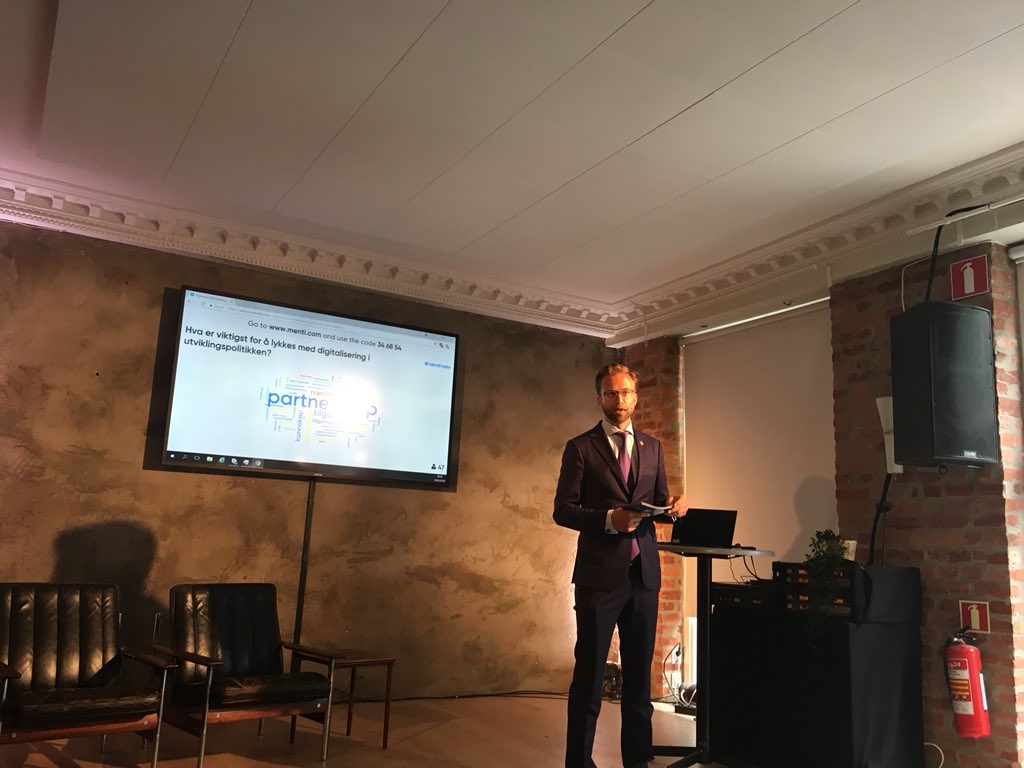 cathrinejahnsen's tweet image. Fult hus ved åpning av møte for #digital strategi: ‘Teknologi er et gode i seg selv’ @nikolaiastrup #DigidevNOR @virke_no @NABAorg @NorwayMFA