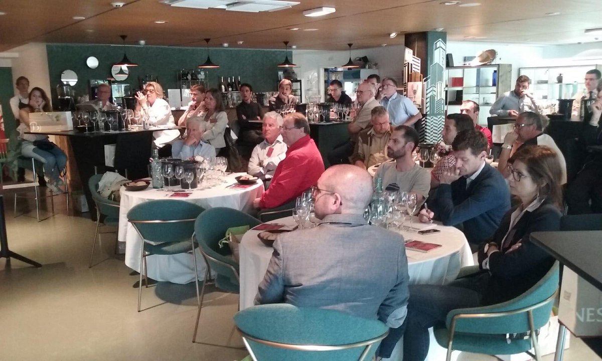 VinsdeBourgogne's tweet photo. #BourgognePrestige  En direct de l'Atelier prestige qui se déroule à #Rennes sur le thème des "vins de #Bourgogne singuliers et inattendus" avec @FSommier et D. Lambry @domainebersan @MaisonLouisMax @LouisBouillotOf  @MassonMarsoif @domainefery #VinsBourgogne https://t.co/bvx8onm1mN