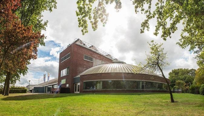 Deze zomer vindt de revitalisering van het wedstrijd zwembad Zuiderpark in Den Haag plaats. De gehele zwemzaal zal worden voorzien van een spanplafond. Er is gekozen voor 3 strakke, moderne, DALI dimbare lichtlijnlijnen
#LED #LE #LESSENERGY #NL

Lees meer:
linkedin.com/feed/update/64…