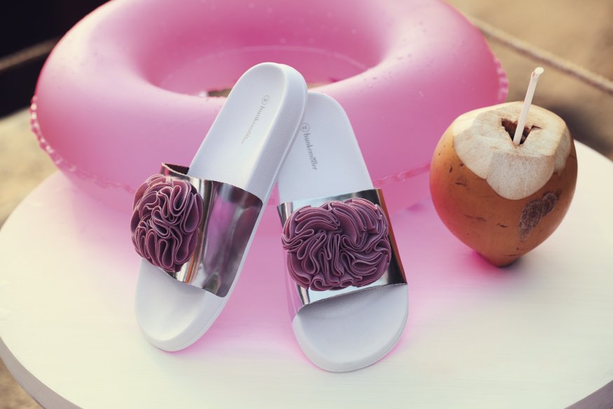 Let your dreams blossom. 🌸 These slippers are a perfect start for a perfect beach day. > bit.ly/2JN8gmP  #accessories #slippers #hunkemöller