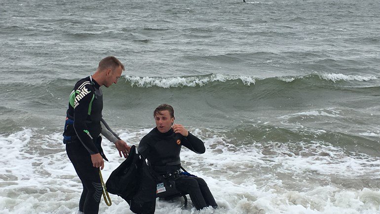 KiteboardNL's tweet photo. Met een dwarslaesie kitesurfen is onmogelijk? Niet voor Willem uit Rotterdam! Ondanks dat hij in een rolstoel zit kan hij toch kitesurfen én heeft hij grootse dromen. Lees hier zijn bijzondere verhaal 👉 https://t.co/N0HNf82F3t

📸 Erik Lemmers/RTV Rijnmond https://t.co/23pSAkawN4