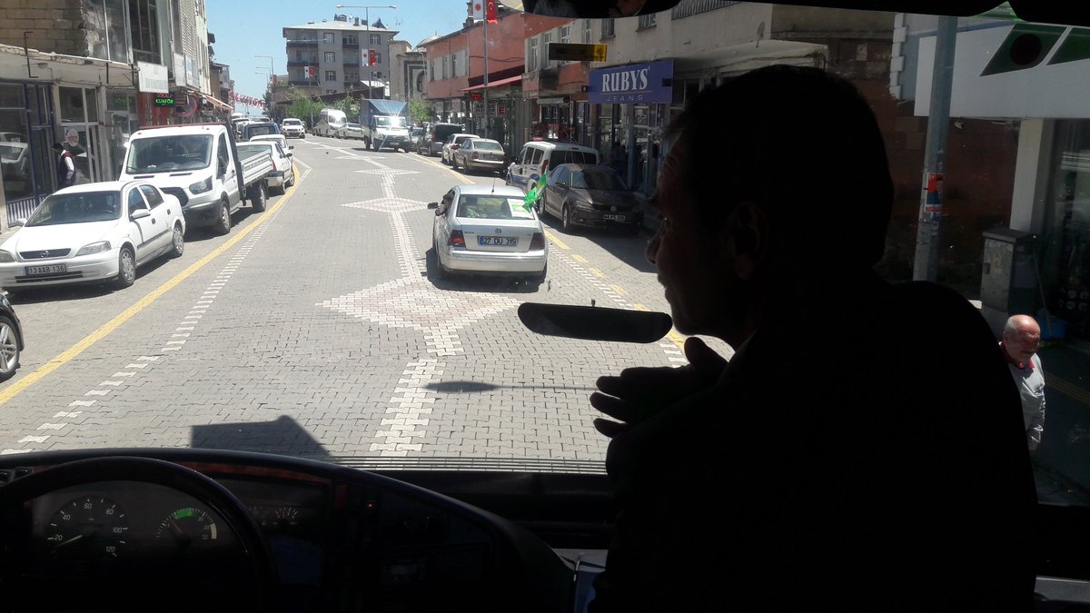 Milletvekili adaylarımız, Ahlat halkını ve esnafını selamlıyor. #HÜDAPARISEÇİN #DoğrusuHÜDAPAR