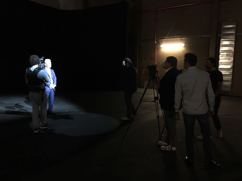 AmbrogioCrespi's tweet photo. Giornata di riprese per il nostro prossimo #Spot. Con @luigicrespi insieme a @DonatoIacovone negli studi #Lumina per @EY_Italy - #IndexProduction #MedFso #Canon https://t.co/ghfhdGrn69