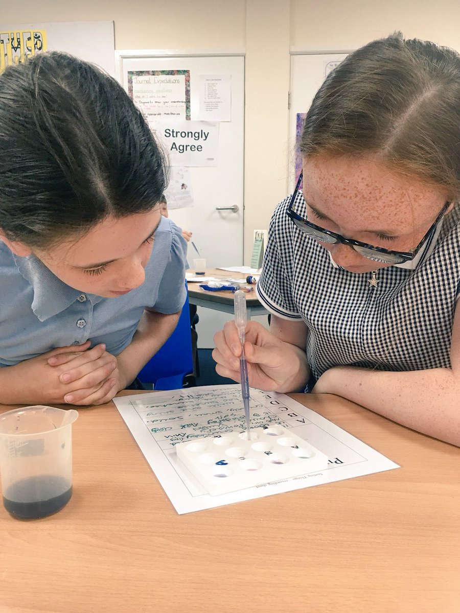 TeamFiveStBs's tweet photo. Using an indicator to investigate whether substances are acid, alkaline or neutral @URENCOUK @SphereScience https://t.co/j6RHtlLNad