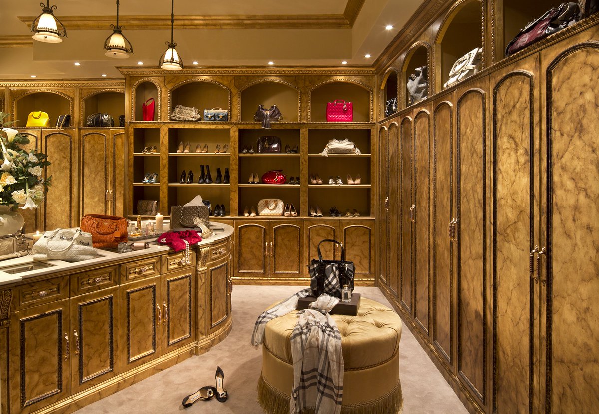 PerlaLichi's tweet photo. One of the most amazing closets I ever designed. The client actually called it her "boutique" to share handbags, shoes, jewelry, etc. etc. I could live in it! #luxuryinteriordesign #classicluxuryinteriors #custombuiltins #customfurniture #storage #closetdesign https://t.co/3IASvgyOV9