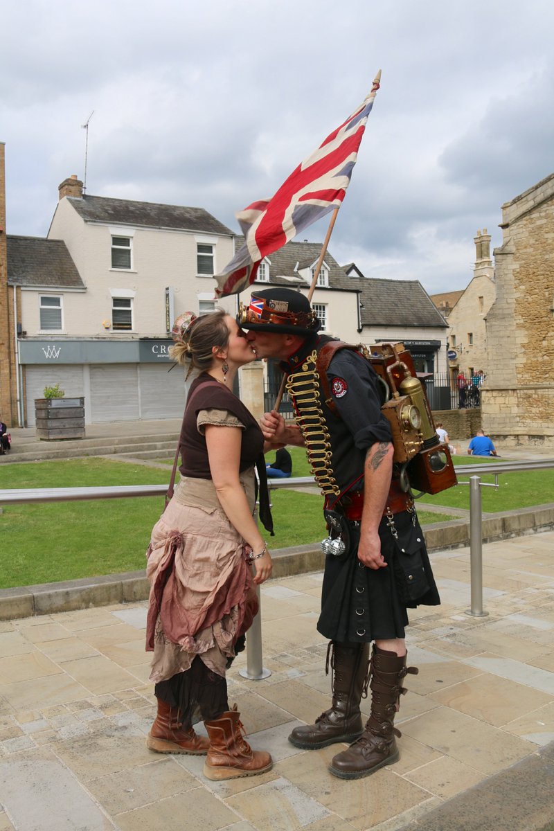 ArtofTonyNero's tweet photo. This has got to be my top pic from the #HeritageFestival #JamiePowell #BeesBizarreBazaar #steampunk #Peterborough #love @VivacityArts @Vivacity_Museum the spirit of the festival @peterboroughtel https://t.co/dvFgX1HrXN