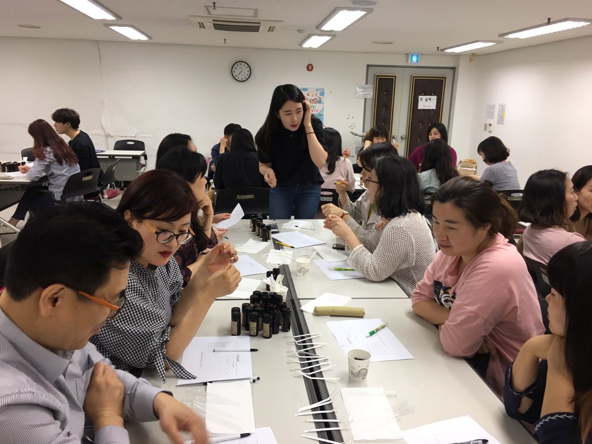 지난주 금요일(15일) '아름다운 너'프로그램을 통해 #향기 가득한 밤을 보냈습니다:-) 모두에게 #편안하고 #향기로운 #밤 이 되었습니다🥰
#성남시 #가족여성과 #건강가정지원센터 #워킹맘워킹대디지원사업 #직장인 #문화의날