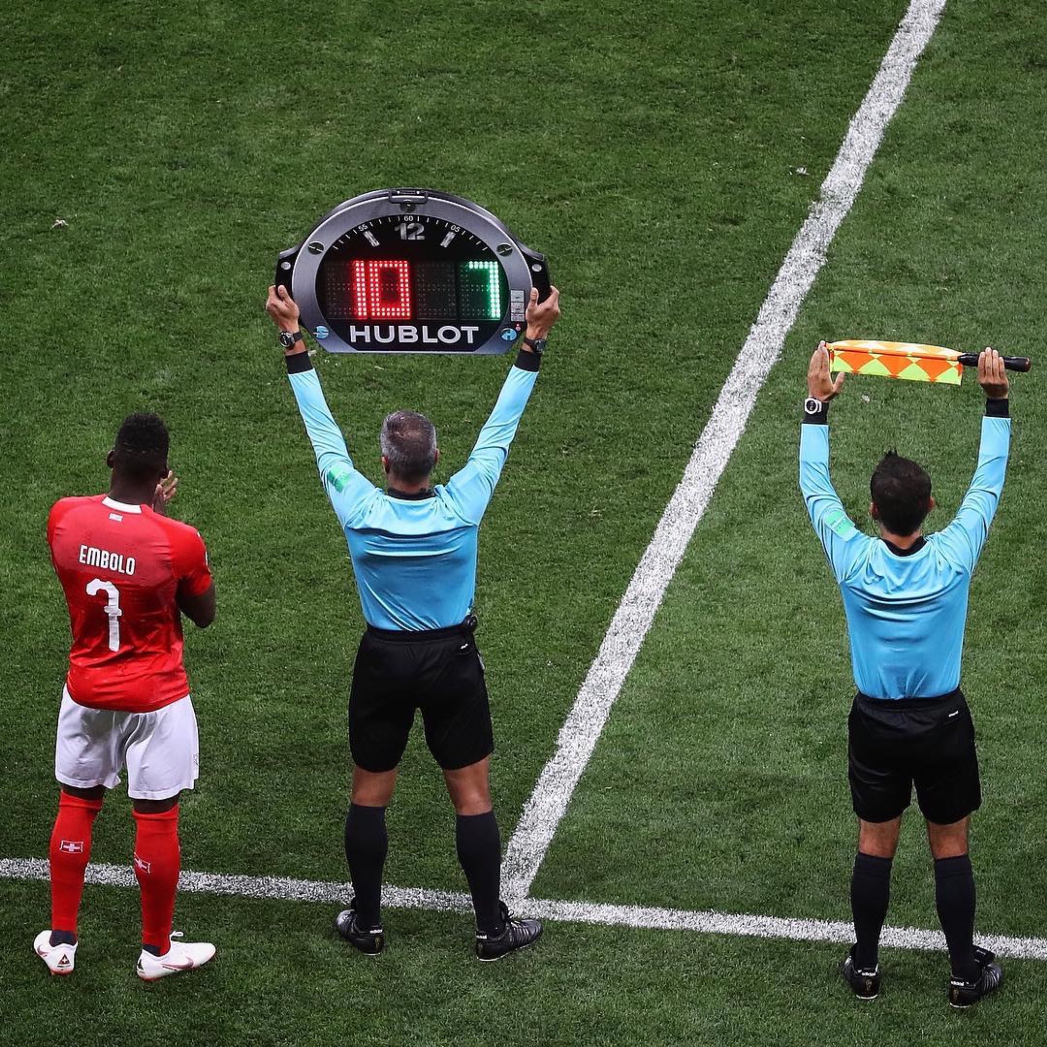 Twitter 上的 ウブロジャパン Hublot Japan 明日はサッカー日本代表の初戦 もうワールドカップの試合はご覧になりましたか 試合中 全審判がウブロウォッチを着用しておりますが 選手交代やアディショナルタイムを告げるレフェリーボードも ウブロウォッチを