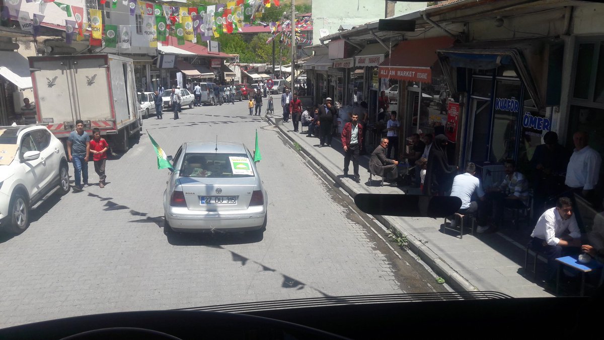 HudaParBitlis's tweet photo. Milletvekili adaylarımız, Adilcevaz halkımızı ve esnafımızı selamlıyor. https://t.co/Oi3wgO2Lao