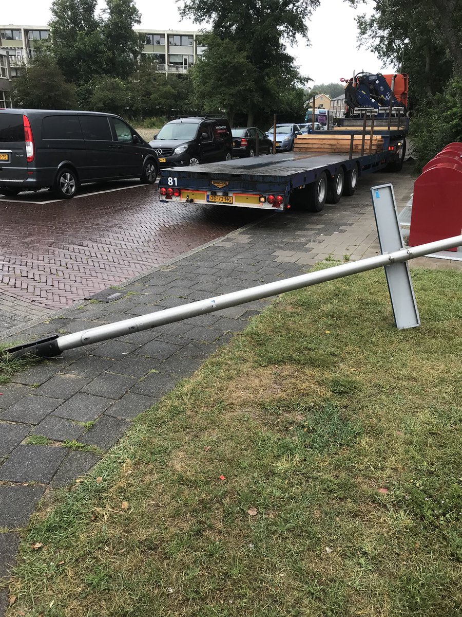 keesdemol's tweet image. Lantaarnpaal om en stoep aan gort! En gewoon weg reiden! @gemeentekatwijk @PolitieKatwijk @WijkagentKRV @GOA_Katwijk zijn jullie op de hoogte?