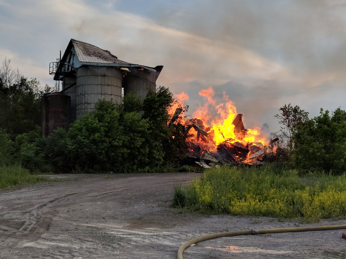OFSFirePhoto's tweet image. Ottawa Fire on scene of a 2-Alarm fire at 1527 Ashton Station Road. The fire is in an abandoned concrete plant. There has been a partial structural collapse. #ottnews #ottcity #ottfire