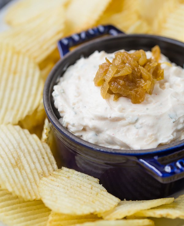 This homemade french onion dip recipe is a healthier version of the classic dip that quickly disappears every time it’s made! It uses homemade seasoning so you’ll be able to pronounce all ingredients & feel good about eating it! rachelcooks.com/2018/06/18/hom… #rachelcooks #frenchonion