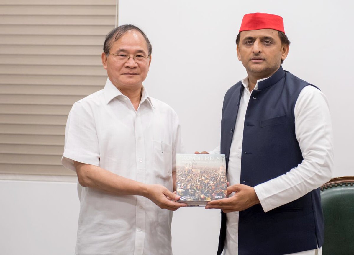 yadavakhilesh's tweet photo. अरुणाचल प्रदेश के भूतपूर्व मुख्यमंत्री के साथ कुछ आत्मीय पल. https://t.co/mOXAvu3llf