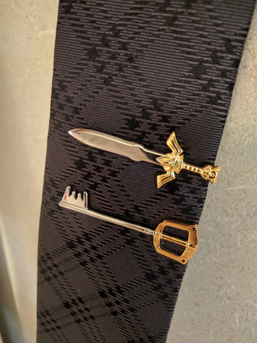 phil_futarigame's tweet photo. 3月に注文したネクタイピンが届いた!
マスターソード(ゼルダの伝説)とキーブレード(キングダムハーツ)の2本なりぃ! #SWORDCLIPS https://t.co/BOA22QPBud