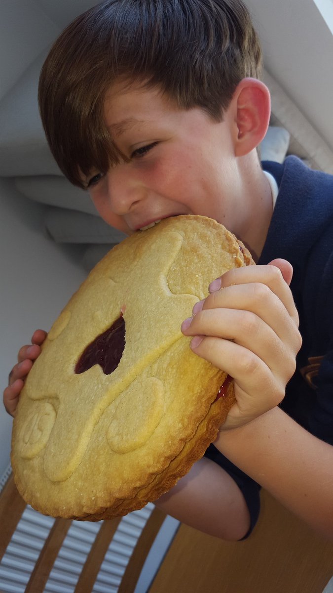 AmyT123455's tweet photo. @shewhobakes1 It has SD on it as it's a Sammy dodger (his name is Sam) https://t.co/qRmZr7Icsp