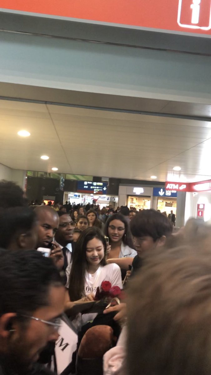 BPJennieBlues's tweet photo. BLINKS GIFT😘! AND I KNOW THAT SHE'S CRYING😭
#BLACKPINK #JENNIEKIM #BLACKPINKJENNIE #BEULPING #CHANEL_JENNIE #JENNIE https://t.co/CPXQYqrRWQ