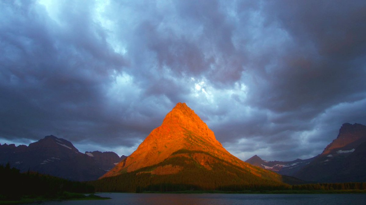 SouthwestMT's tweet image. A5: One of our FAVORITE Montana Traditions is the summer road trips take from @ynp to @GlacierNPS and all the memories made on the road between!  Here are three itineraries that will take you from park to park! bit.ly/2HomYKX #RealAmericaChat