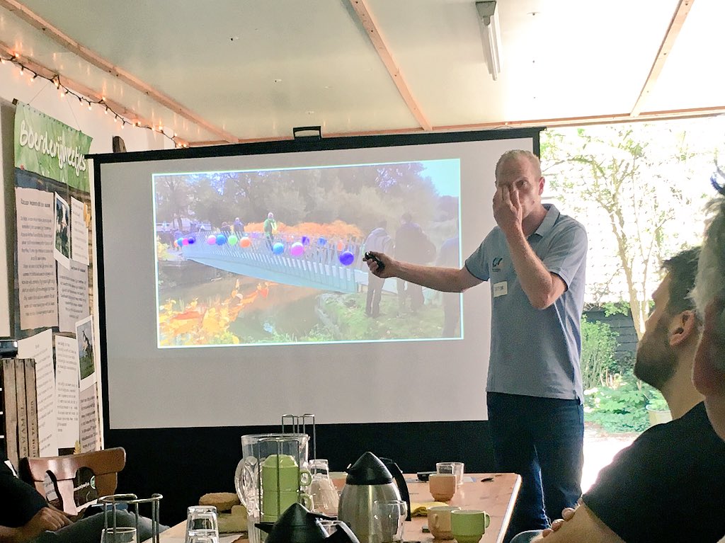 VvanRijsewijk's tweet photo. Ontwikkelaar Jasper Sluis is tijdens #myceliumlab getriggerd door de vraag: We willen iets met mycelium? Hoe krijgen we dat praktisch van de grond? #aandeslag #vanpratennaardoen @DuurzaamMOED https://t.co/kQTXXVKUqA