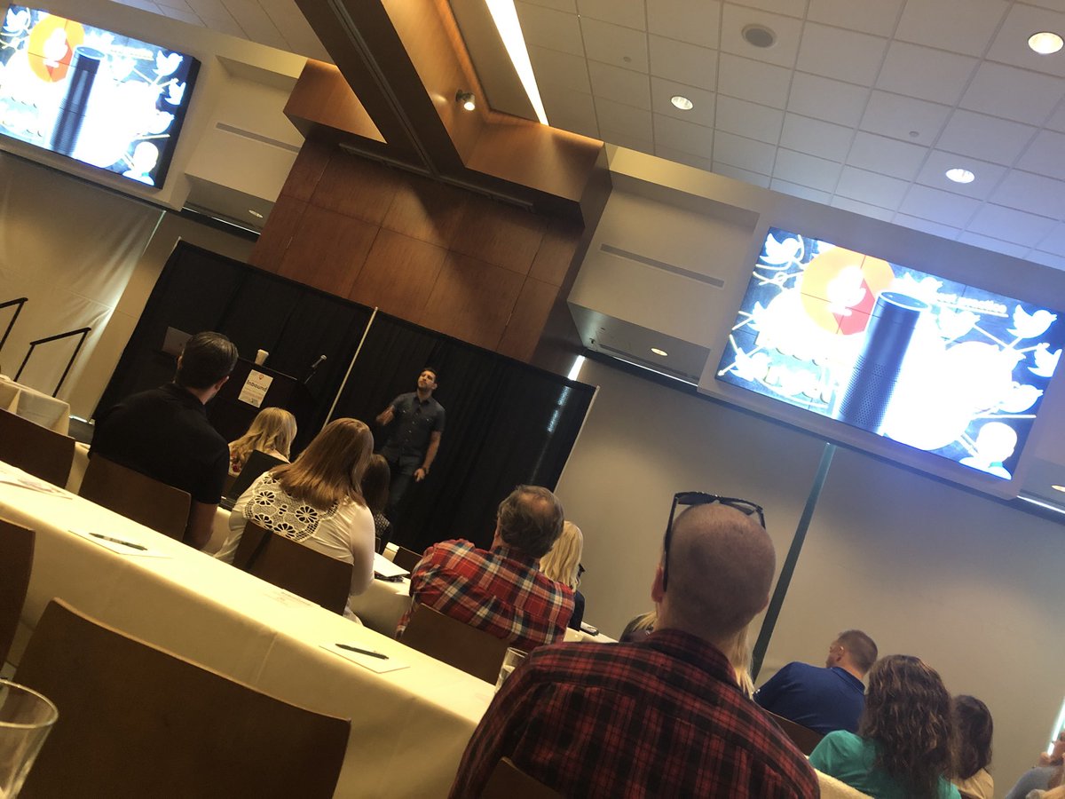 Lisa_Zilinsky's tweet photo. This guy is awesome! Keynote ! #ExpInbound https://t.co/1osmNOEwta