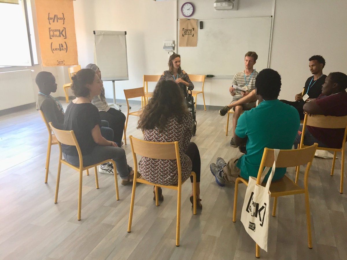 FabriKaDecliK's tweet photo. Un atelier d’inspiration « Tisser des liens avec des migrants » par Charlotte Regnier de @SINGA_FRANCE 😉#FDK2018 #inspiration https://t.co/Ij8qb4QNEV