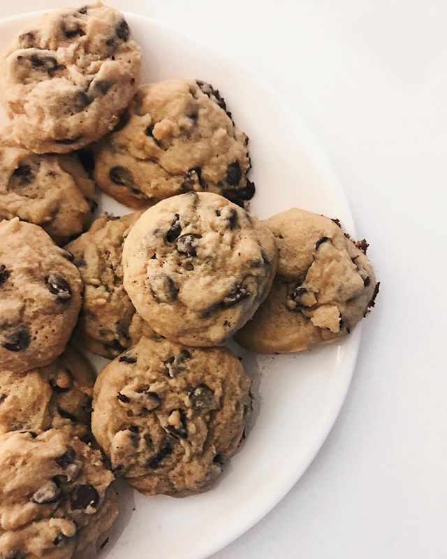 TheLWorld_ca's tweet photo. Homemade choc chip cookies #domesticgoddess 🙊 https://t.co/jxiGYCx2qN